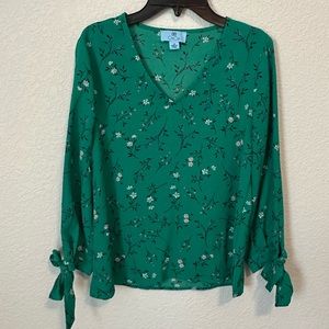 Green v neck long sleeve blouse with ties at the wrist, size XS